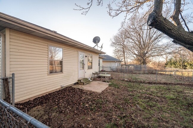 Building Photo - Leasing