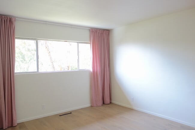 Building Photo - 702 Cavanagh Rd