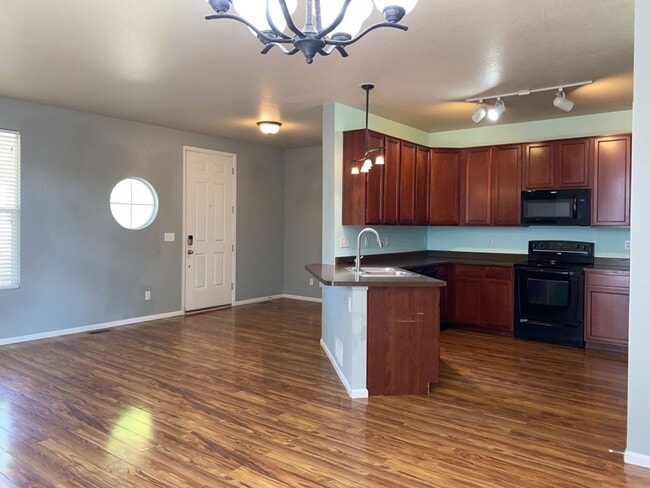 Building Photo - Beautiful 2-Story home near Ft Collins Country Club with easy access to I-25.