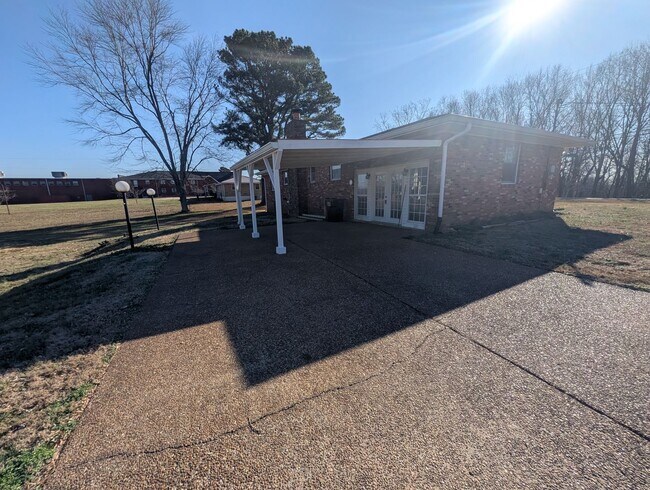 Building Photo - Available Now!!! Charming 3-Bedroom Brick Ranch Close to Nashville!