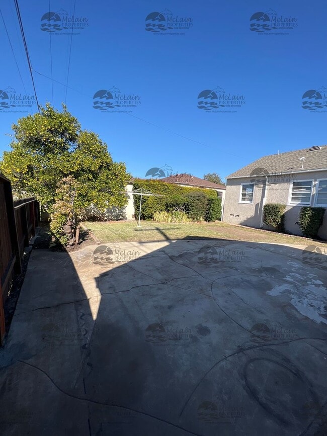 Building Photo - Single Story 3 BD/1BA Home with 2 Car Garage!