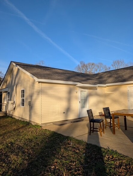 back patio furniture - 140 Embry Rd