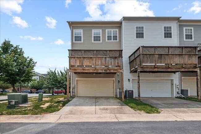 Building Photo - Modern Comfort Meets Convenience, Close to...
