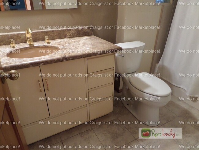 Building Photo - INCREDIBLE VIEWS!! Large 2-Bedroom + Den Duplex with 3-Car Garage in Fantastic Federal Way Neighb...