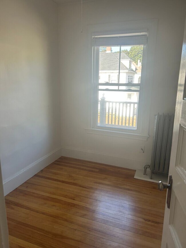 Building Photo - Beautiful 3BR/1.5BA Home Available Septemb...