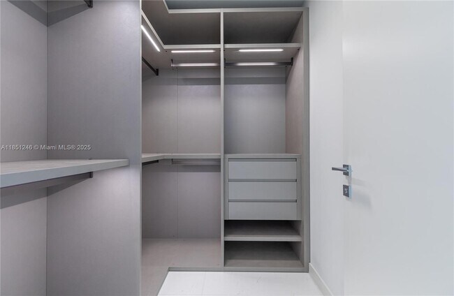 Building Photo - 300 Biscayne Blvd Way