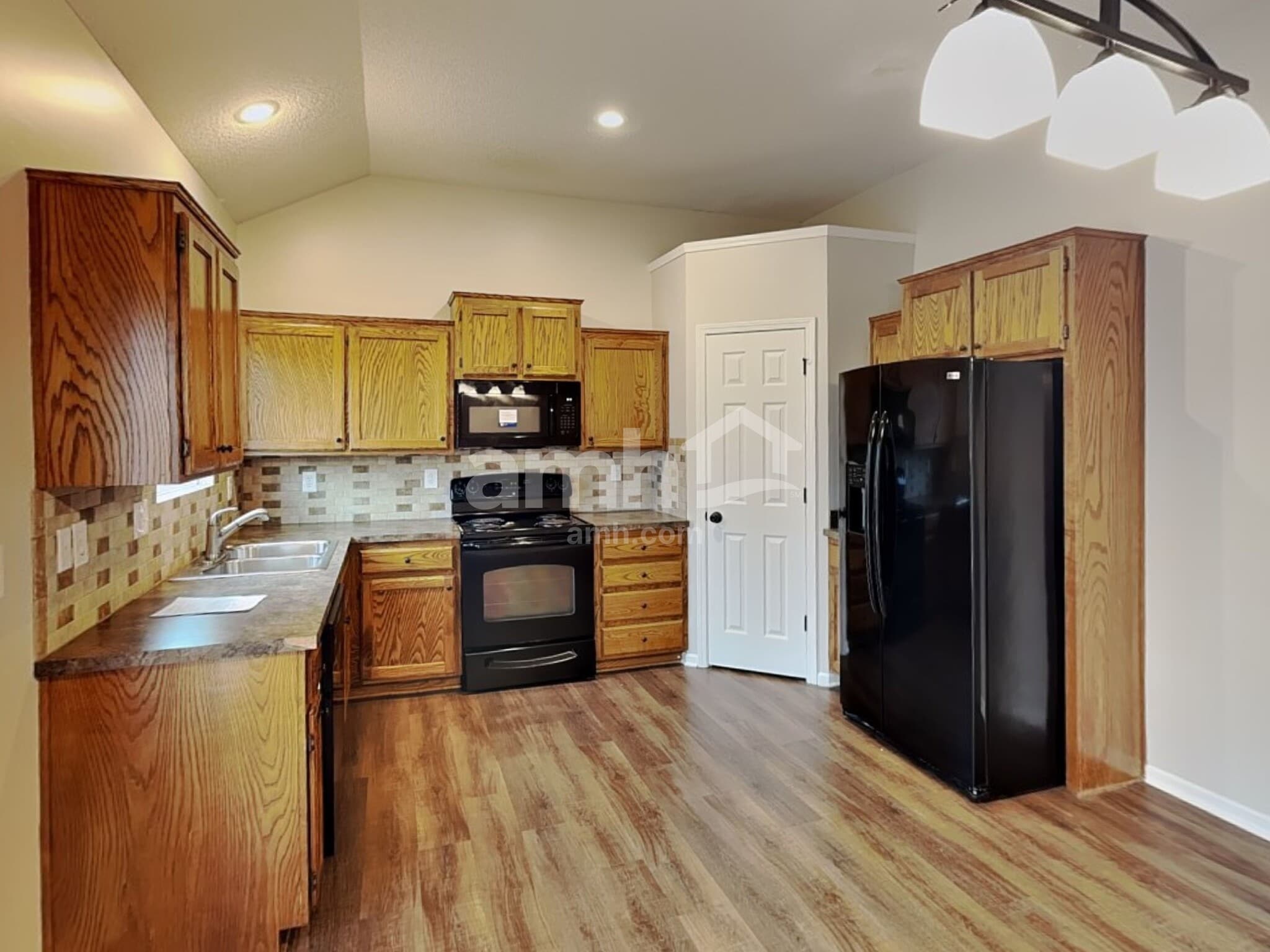 Building Photo - 643 E Apache St