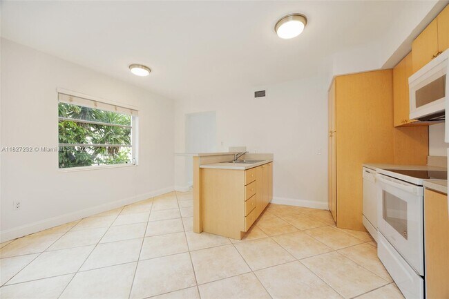 Building Photo - 2332 SW 26th Ln