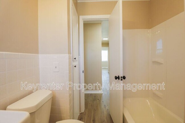 Building Photo - 1705 Bixby Rd