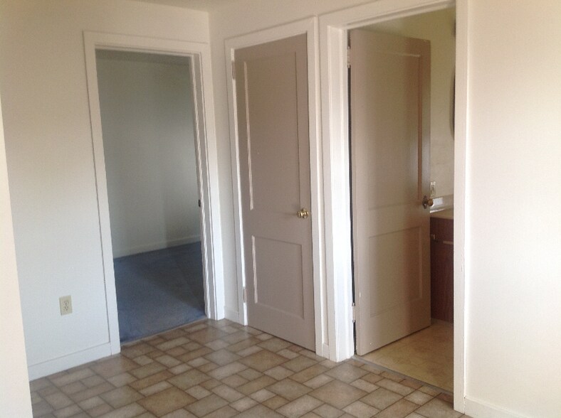 Building Photo - 121 W Colebrook St