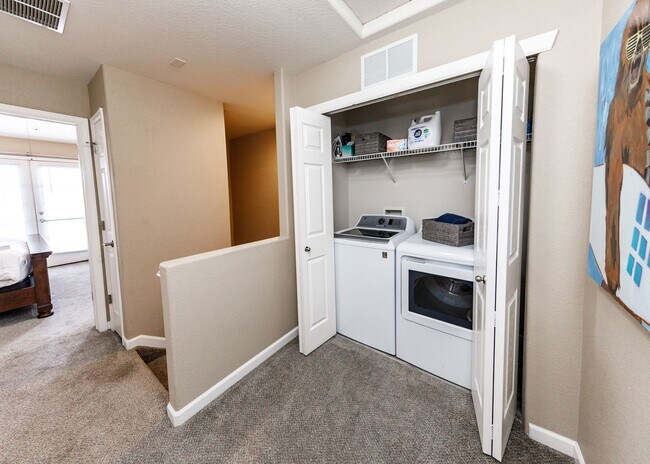 Building Photo - Fully Furnished Downtown 2 Bed, 4 Bath Executive Townhouse