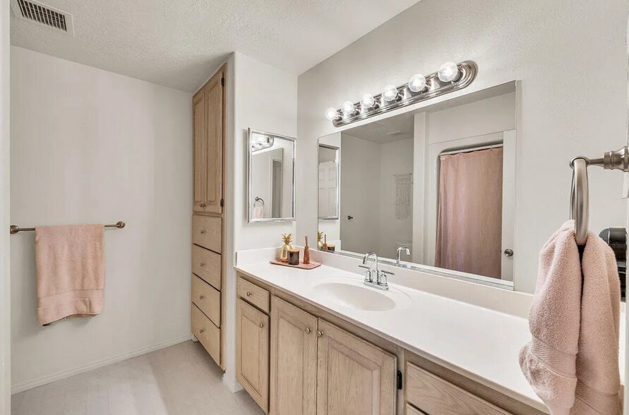 Building Photo - 1010 N 1800 E