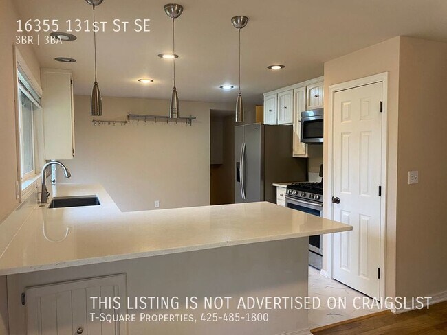 Building Photo - Unique 3 Bedroom Home with Daylight Baseme...