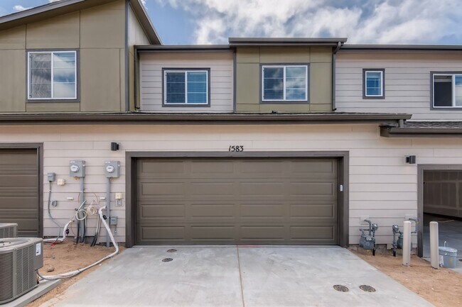 Building Photo - Welcome to this 3 bed, 2 and half bath town-home in Briargate area