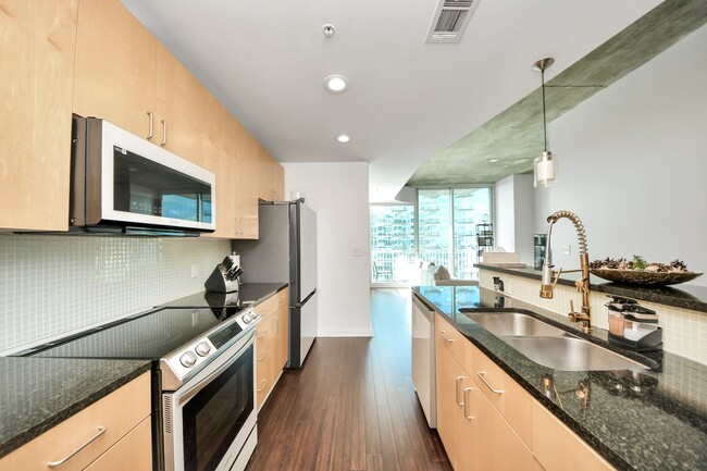 Building Photo - 5925 Almeda Rd