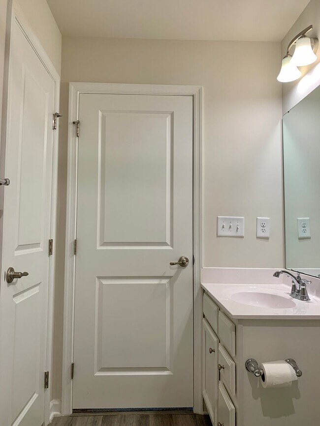 Building Photo - Amazing 3 Bedroom Townhome in North East R...