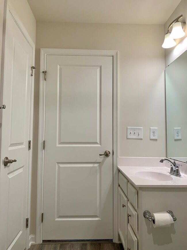 Building Photo - WONDERFUL Townhome in North East Raleigh, Available Now!