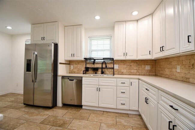 Building Photo - 5951 Beaudry Dr
