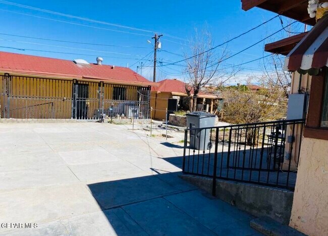 Building Photo - 4001 Trowbridge Dr