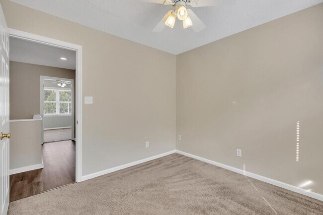 Building Photo - Spacious 4BR/2.5 Bath in the Jacksonville Commons Area