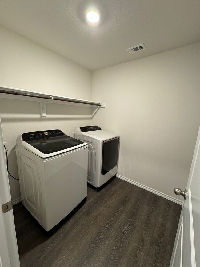 Building Photo - Spacious 4BR House in Aubrey