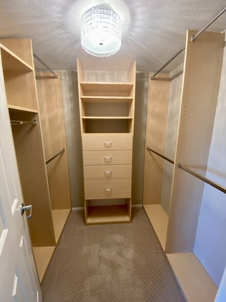 Walk-in closet - 802 Magnolia Ave