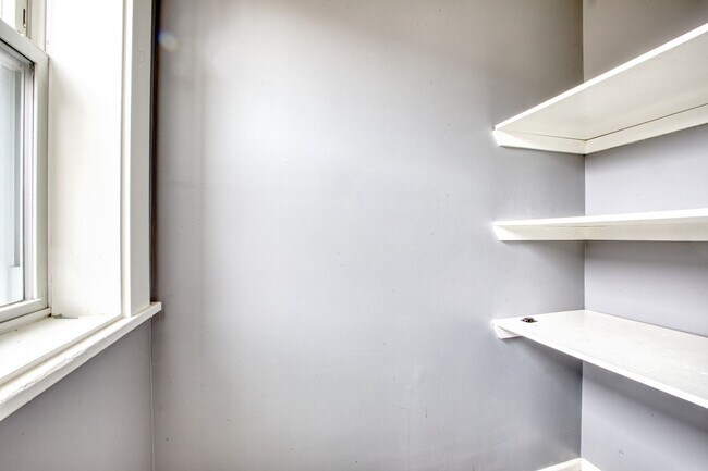 Building Photo - Oversized 3 Bedroom 1 Bathroom in Blackrock Neighborhood