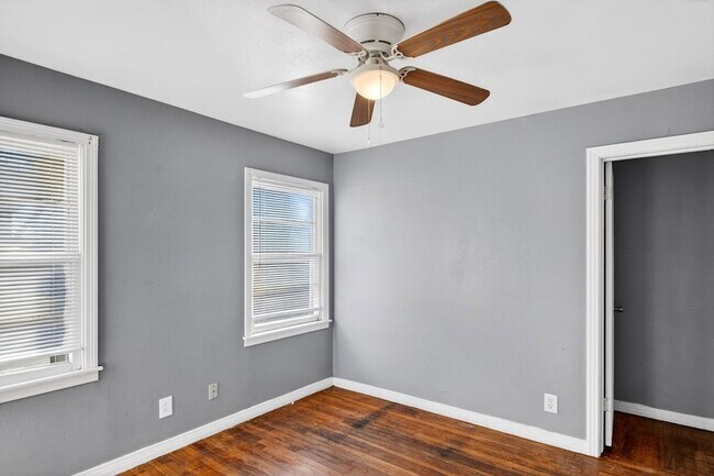 Building Photo - 2011 W 16th St