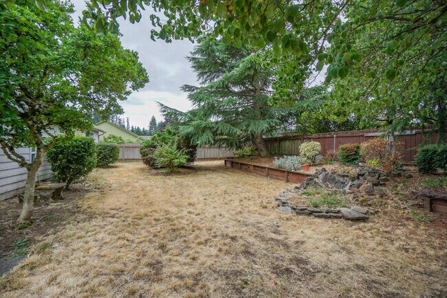 Building Photo - LARGE THREE BEDROOM HOME WITH RV /BOAT PAR...