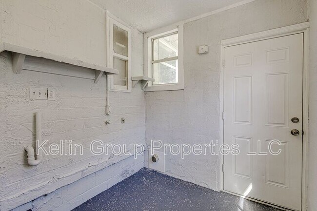 Building Photo - 875 19th Ave S