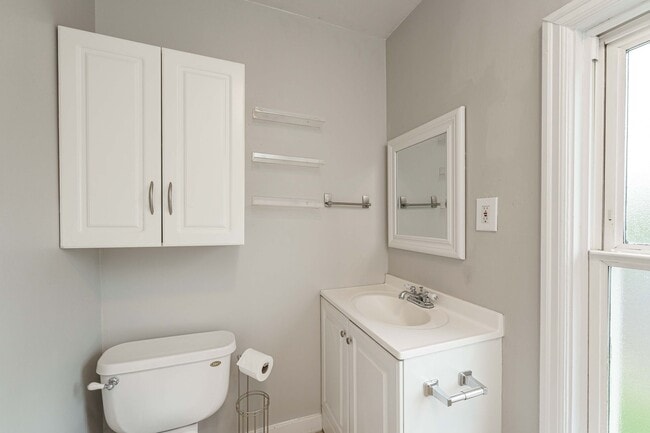 Building Photo - 2 Bedroom 1 Bath SIngle Family Home With L...