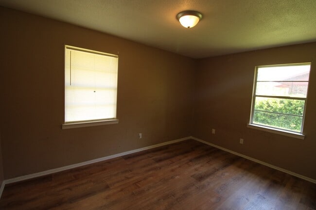 Building Photo - 4851 Malabar Dr