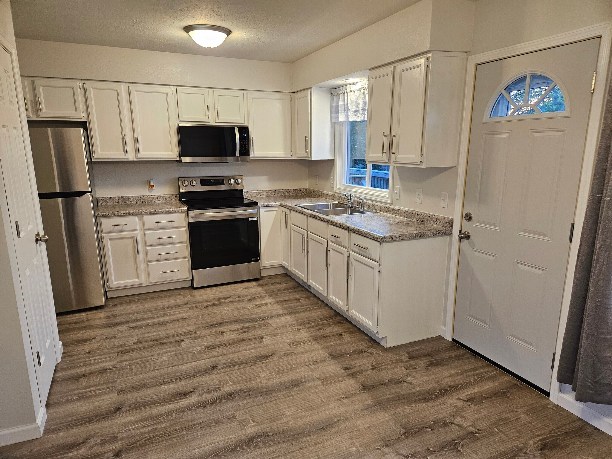 Kitchen (pic 2 of 2) - 923 Norwood Rd