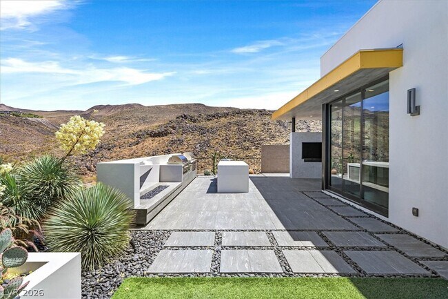 Building Photo - 692 Scenic Cliff Dr