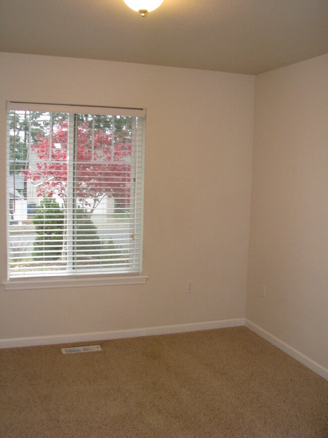 Building Photo - Four Bedroom Home in South Salem