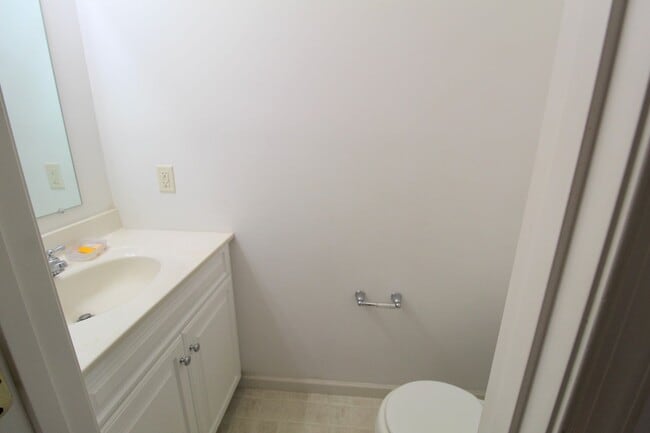 Building Photo - 3-Bedroom Townhome with Bonus Room, Large ...