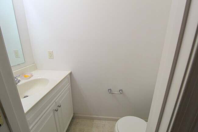 Building Photo - 3-Bedroom Townhome with Bonus Room, Large Deck and Garage!