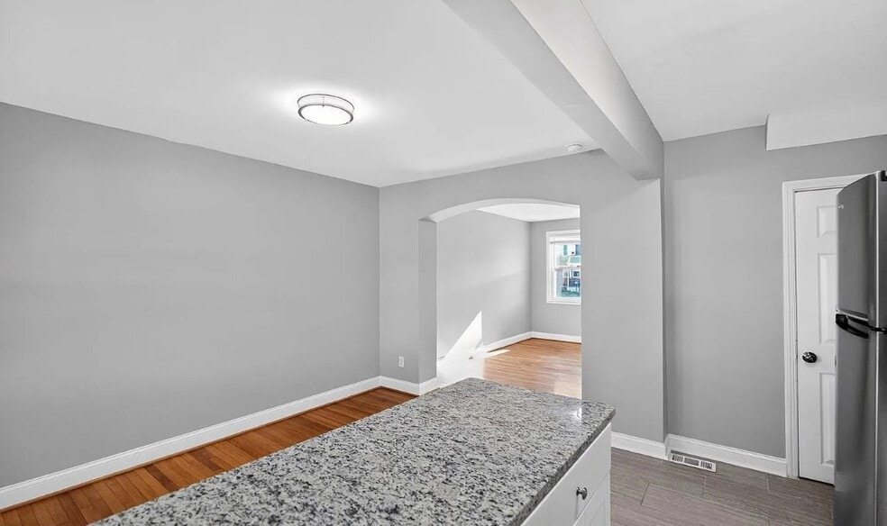 Building Photo - 3425 Dunran Rd