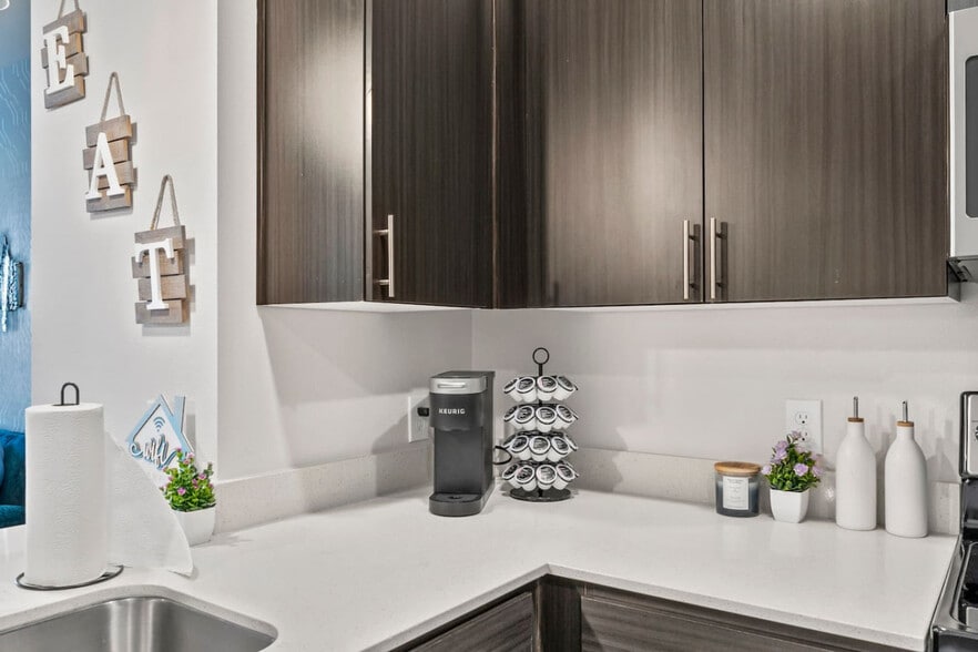 Building Photo - 711 W Broadway Rd