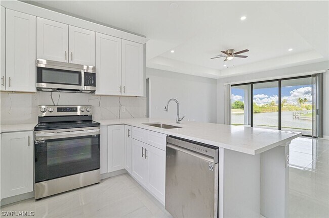 Building Photo - Gorgeous custom built 3/2/1 water front si...