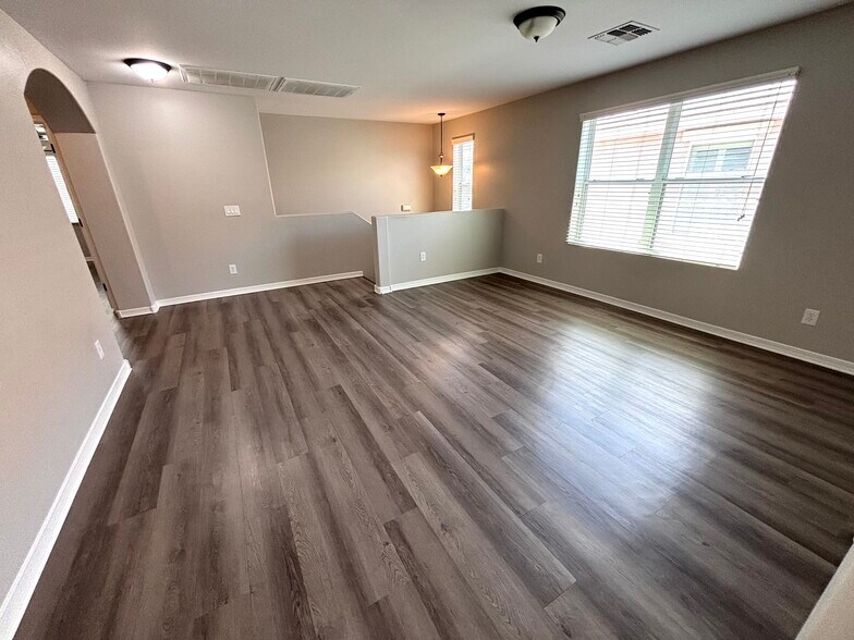 Building Photo - 947 S Utilis Dr