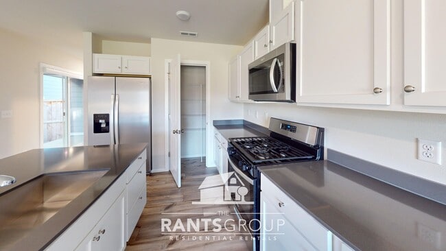 Building Photo - Great Location! Easy JBLM Commute!