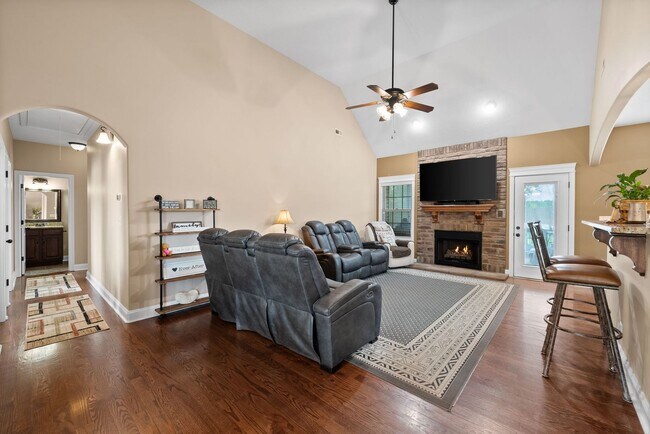 Building Photo - Spacious 4-Bedroom Home with Dual Living A...