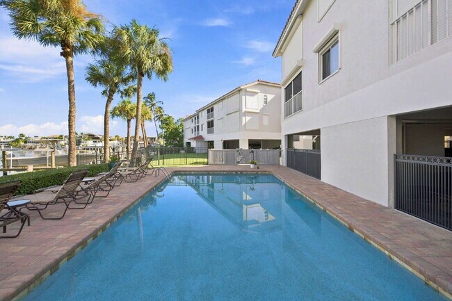 Building Photo - Chateau Vanderbilt 3 bedroom condo with water views.
