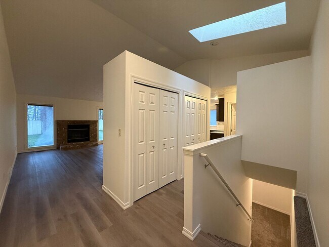 Building Photo - Stunning 3 Bed, 2 Bath Home near Riverside...