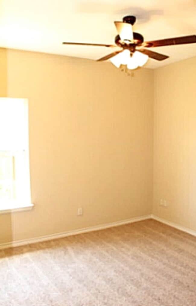 Building Photo - GORGEOUS 3 bed, 2 bath in Spring Creek Gar...