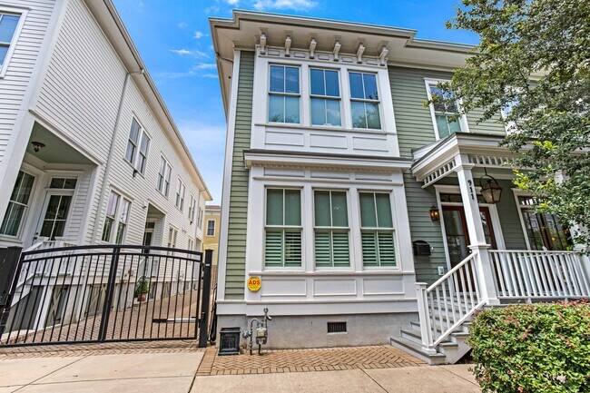 Building Photo - 911 Barnard St
