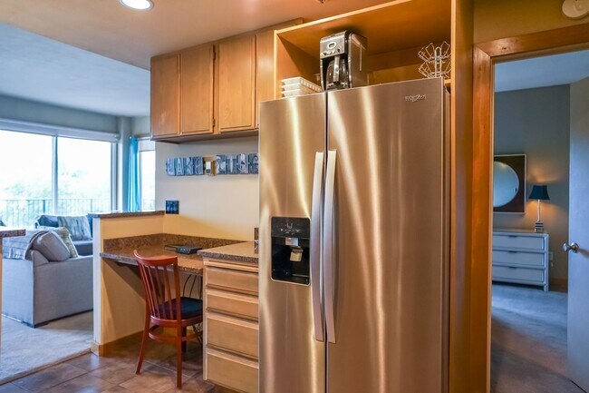 Building Photo - Furnished condo with a view of the lake an...