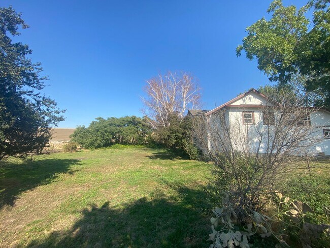 Building Photo - Charming Farmhouse on Tammany Creek Road