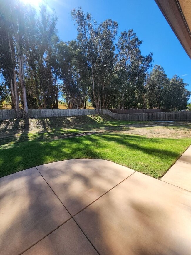 Building Photo - Gorgeous and Spacious 4 Bedroom Home